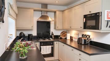 Cottage | Bếp riêng | Tủ lạnh, ấm điện, lò nướng bánh mì, dụng cụ nấu nướng/bát dĩa/dao nĩa