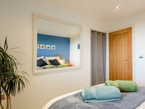 2 bedrooms, free WiFi, bed sheets - 2 bedroom accommodation in Longhope (Longhope)