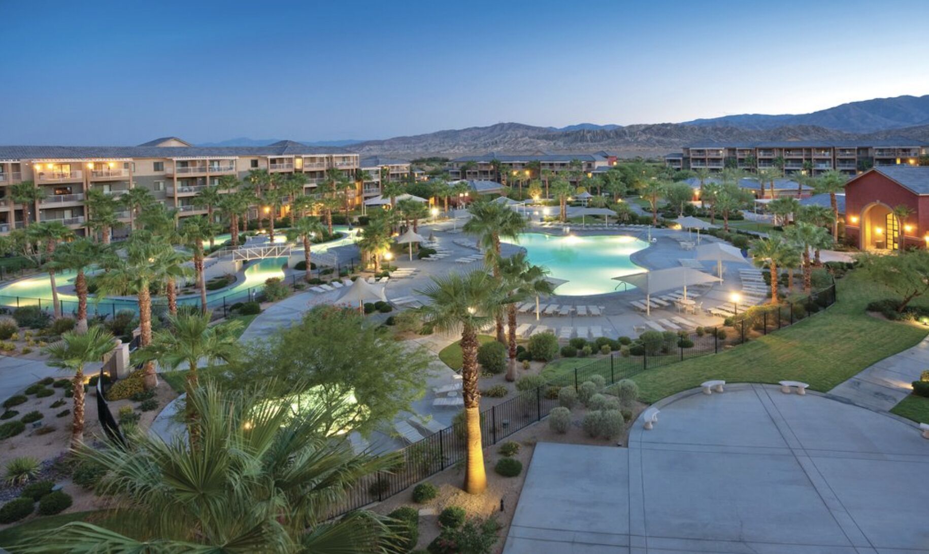 Una piscina al aire libre, una piscina climatizada
