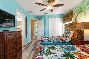 5 habitaciones, escritorio y tabla de planchar con plancha 