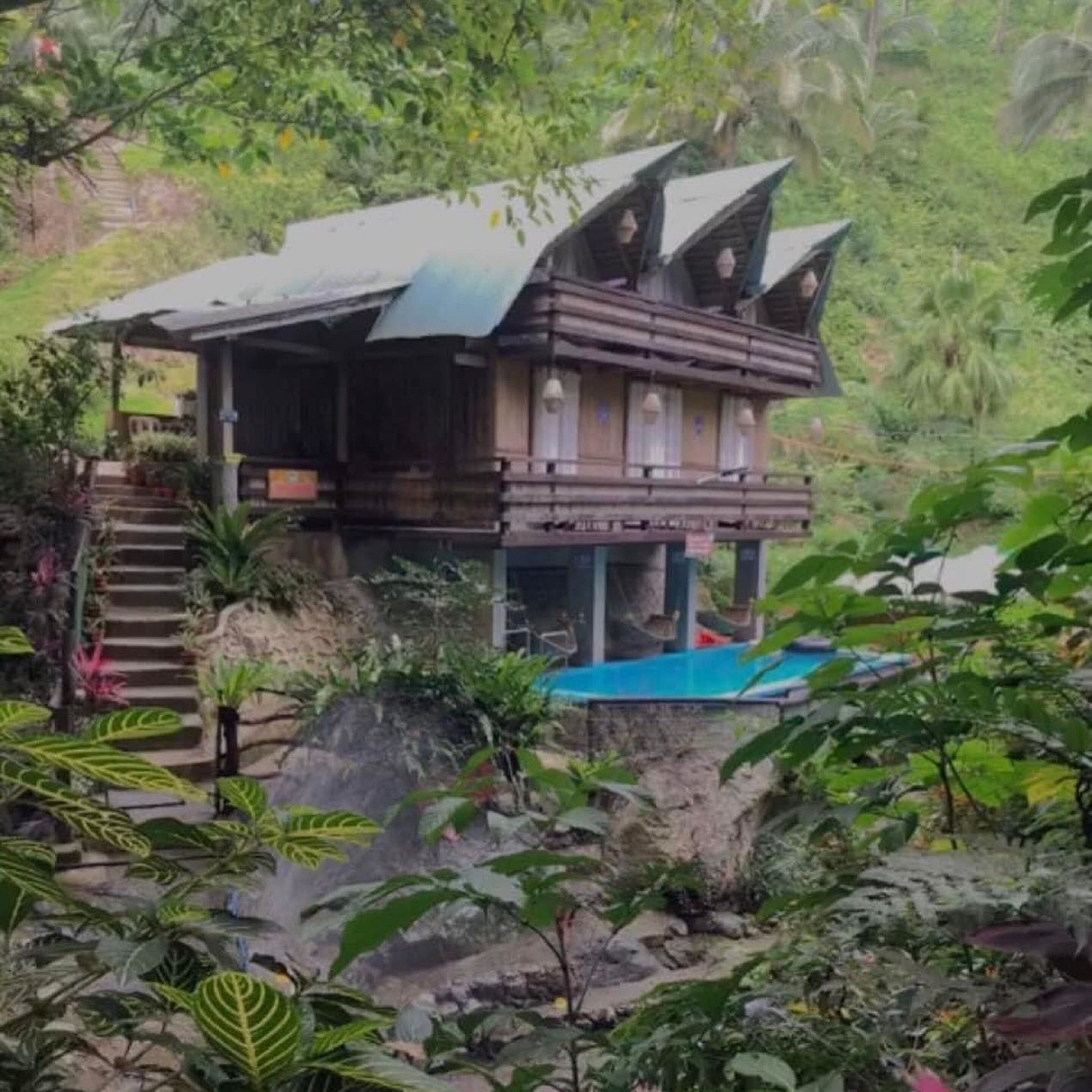 Vista frontal de la propiedad