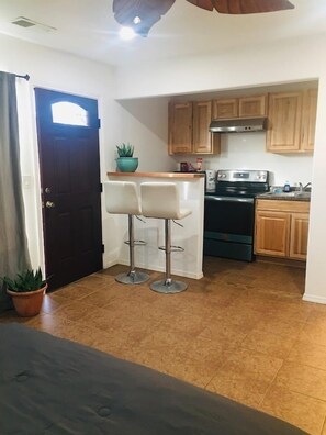 Een koelkast, een magnetron, een oven, een kookplaat