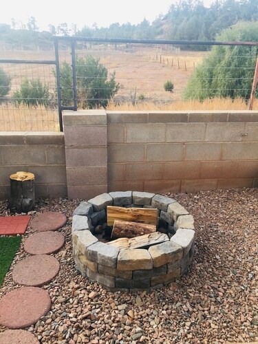 25 minutes to Santa Fe Plaza, 5 Minutes  to Pecos river. Patio, private parking.