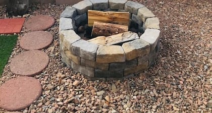 25 minutes to Santa Fe Plaza, 5 Minutes to Pecos river. Patio, private parking.