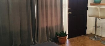 25 minutes to Santa Fe Plaza, 5 Minutes  to Pecos river. Patio, private parking.