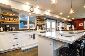 Kylskåp, mikrovågsugn, ugn och spishäll