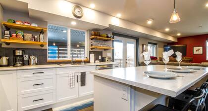 4BDRM House Downtown with Hot Tub