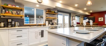 4BDRM House Downtown with Hot Tub