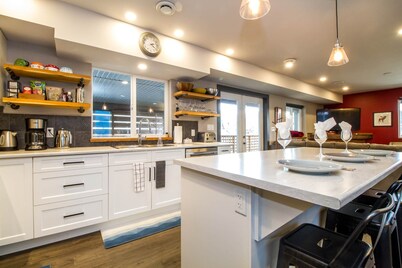 4BDRM House Downtown with Hot Tub