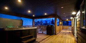 Outdoor spa tub - 4BDRM House Downtown with Hot Tub (Revelstoke)