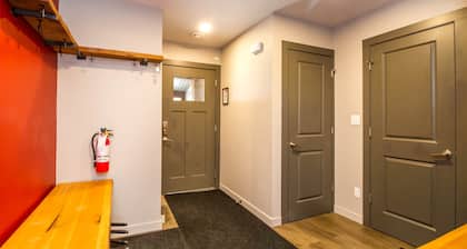 4BDRM House Downtown with Hot Tub