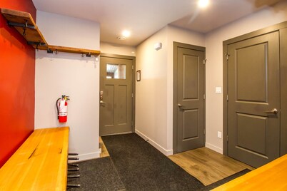 4BDRM House Downtown with Hot Tub