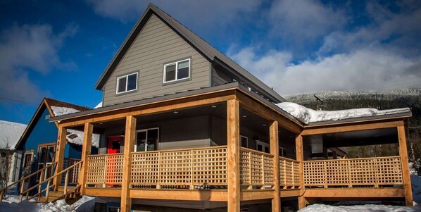 Exterior - 4BDRM House Downtown with Hot Tub (Revelstoke)