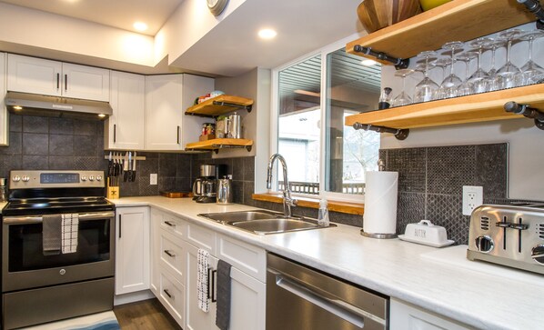 Fridge, microwave, oven, stovetop - 4BDRM House Downtown with Hot Tub (Revelstoke)