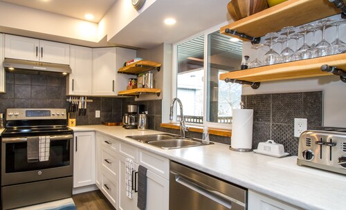 4BDRM House Downtown with Hot Tub