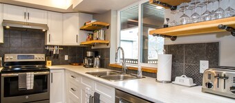 4BDRM House Downtown with Hot Tub