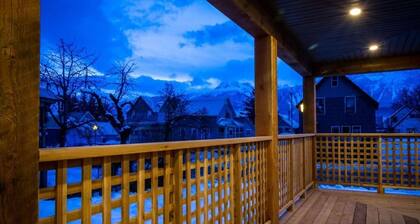 4BDRM House Downtown with Hot Tub