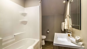 Baignoire, séchoir à cheveux, serviettes fournies, savon