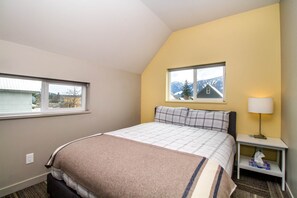 4 bedrooms, WiFi, bed sheets - 4BDRM House Downtown with Hot Tub (Revelstoke)