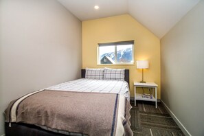 4 bedrooms, WiFi, bed sheets - 4BDRM House Downtown with Hot Tub (Revelstoke)