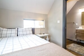 4 bedrooms, WiFi, bed sheets - 4BDRM House Downtown with Hot Tub (Revelstoke)