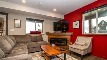 Fernseher, Kamin, Stereoanlage