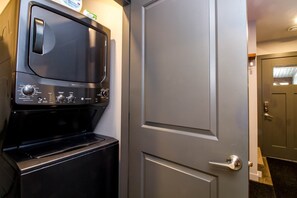 Interior - 4BDRM House Downtown with Hot Tub (Revelstoke)