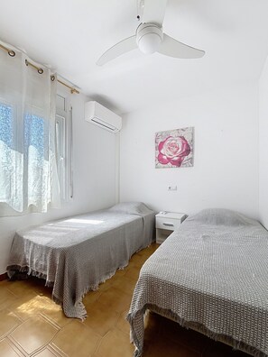 2 slaapkamers, een strijkplank/strijkijzer, gratis wifi