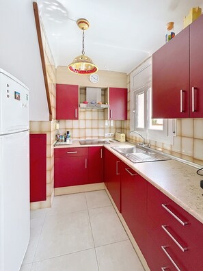 Een koelkast, een microgolfoven, een oven, een kookplaat