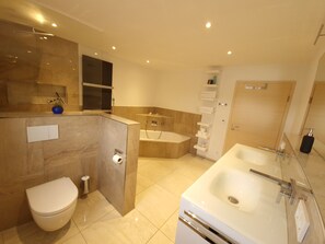 Badewanne, Whirlpool, Haartrockner, Handtücher