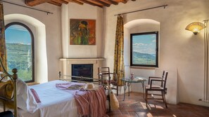 4 bedrooms, desk, iron/ironing board, free WiFi