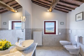 Een douche, een haardroger, een bidet, handdoeken