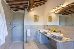 Een douche, een haardroger, een bidet, handdoeken