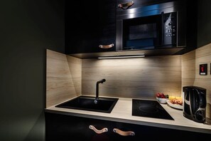 Kjøleskap, mikrobølgeovn, kokeplater og kaffetrakter/tekoker