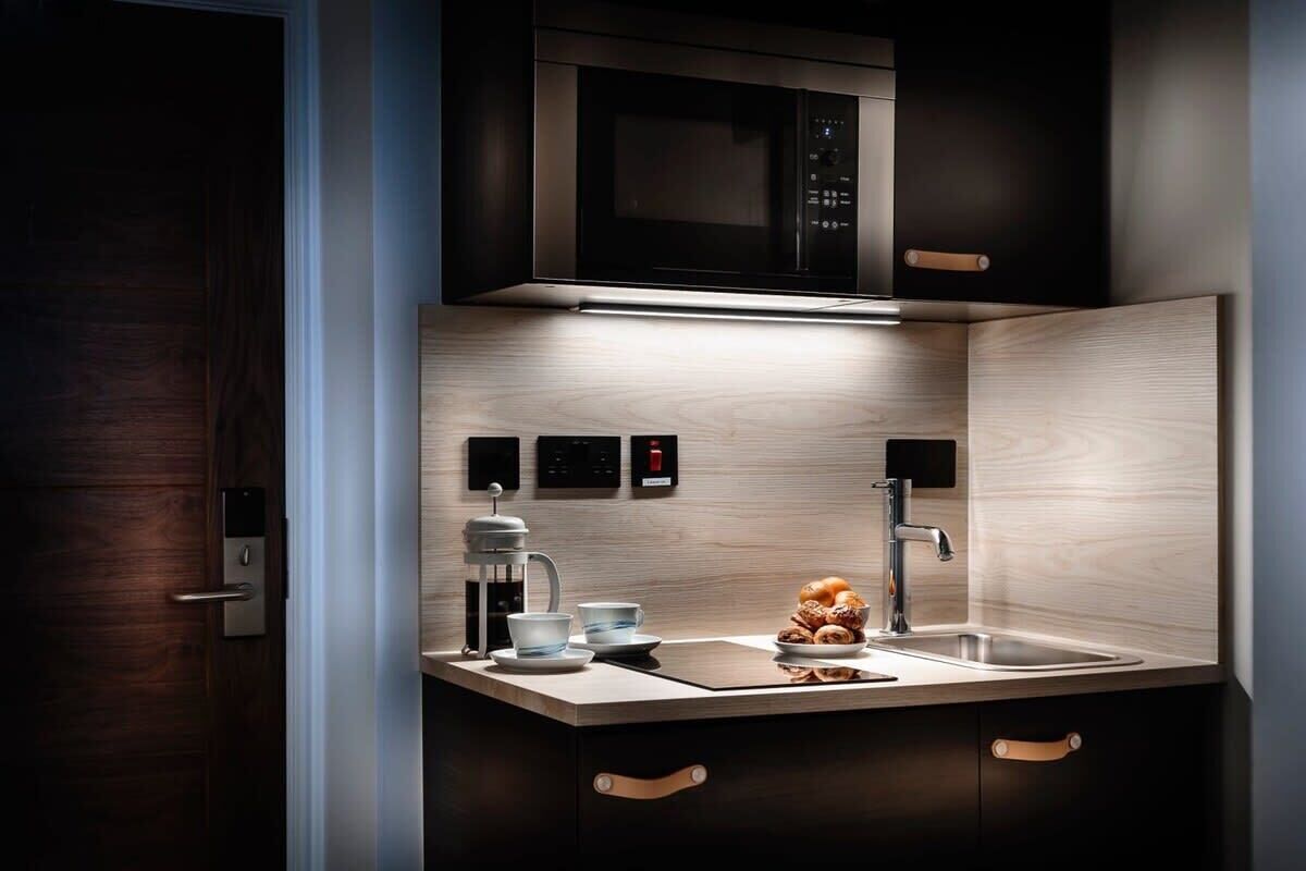 Frigorífic, microones, placa de cuina i cafetera i tetera 