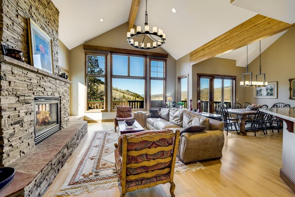 Smart TV, fireplace, books - Spacious Mountain Retreat w/ Amazing Views! By Gorecreek Rentals (Avon)