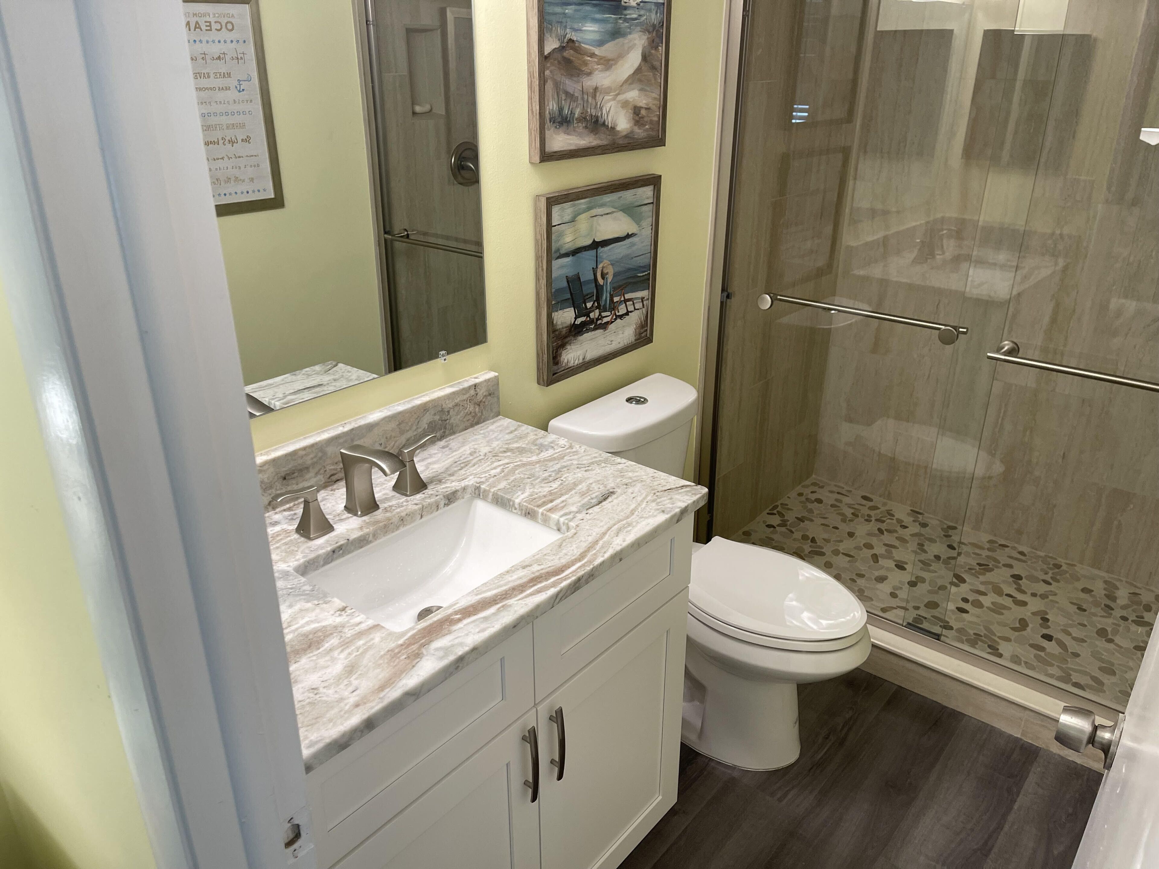 Douche, séchoir à cheveux, serviettes fournies, savon