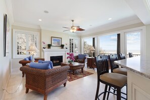 Fernseher, Kamin, Tischtennisplatte, Stereoanlage