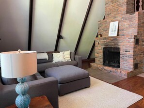 Smart TV, chimenea, oficina