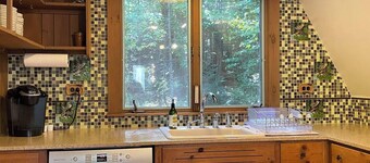 Family-friendly A-Frame  near Stratton, Bromley & Magic — hot tub retreat in the quiet, peaceful woods