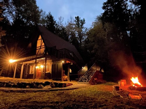 Family-friendly A-Frame  near Stratton, Bromley & Magic — hot tub retreat in the quiet, peaceful woods