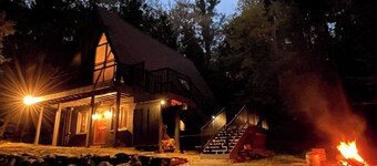 Family-friendly A-Frame  near Stratton, Bromley & Magic — hot tub retreat in the quiet, peaceful woods