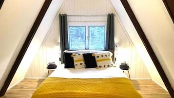 4 bedrooms, desk, iron/ironing board, travel cot