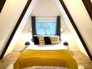 4 bedrooms, desk, iron/ironing board, travel crib