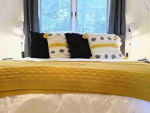 4 bedrooms, desk, iron/ironing board, travel cot