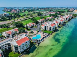 Een hotel aan de kust met meerdere gebouwen, een zwembad en een strand.