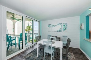 Ein modernes Interieur mit Essbereich, Blick ins Freie und Deckenventilator.