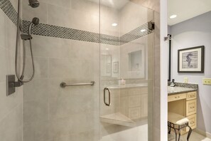Een douche, handdoeken