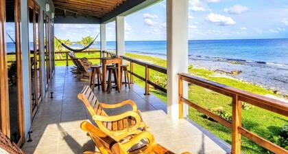 Coral Ridge House Main Floor - 1 Bedroom / 1 Bathroom - Spectacular Oceanfront