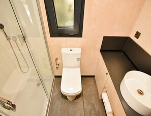 Cabaña familiar | Baño | Ducha, cabezal de ducha tipo lluvia y toallas